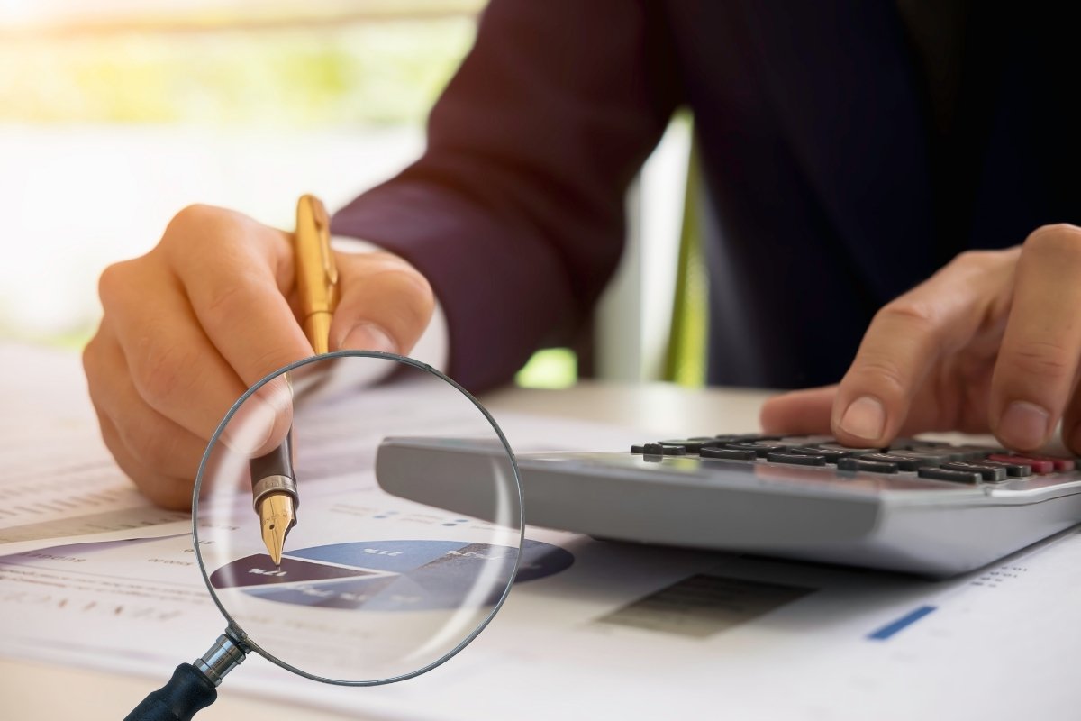 Maquinaria industrial detenida que representa un paro de producción costoso.